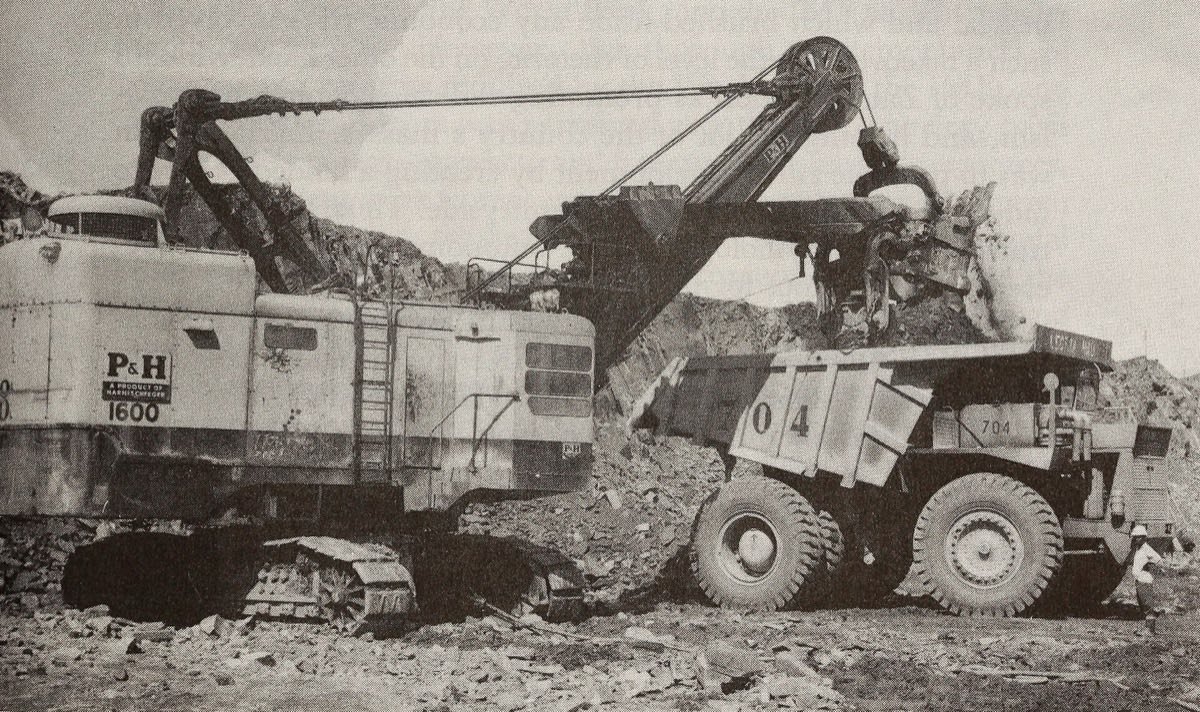 An electric shovel loading copper and cobalt ore at Musonoi Mine, Kolwezi (archive photo)