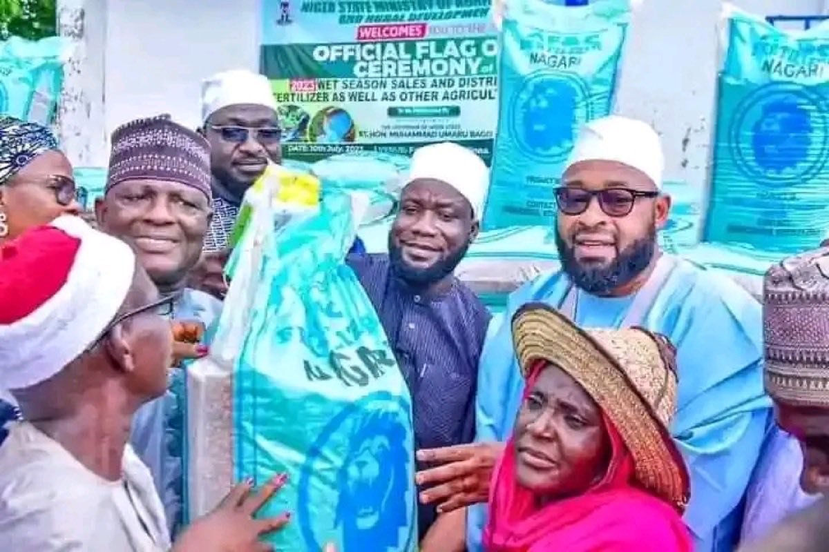 Fertiliser being handed out to farmers in Niger State, Nigeria